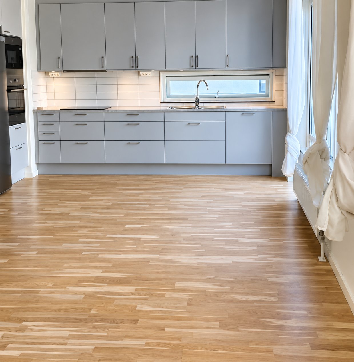 Rent kök efter flyttstädning med blankt golv